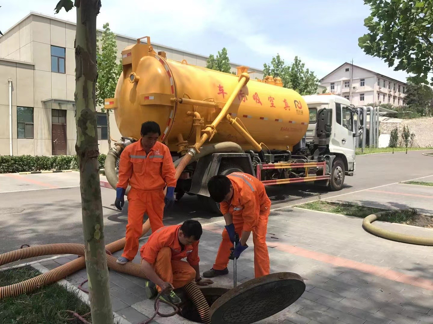 乌鲁木齐县管道疏通车停在窨井附近