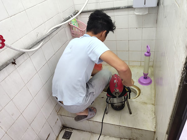 乌鲁木齐县管道堵塞冒臭气 专业师傅现场解决问题