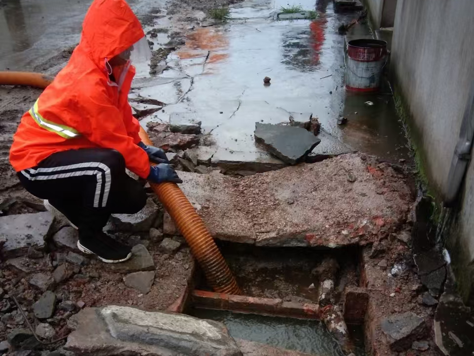 乌鲁木齐县专业清理污水池 炜誉市政以规范流程守护城市 “肠道”