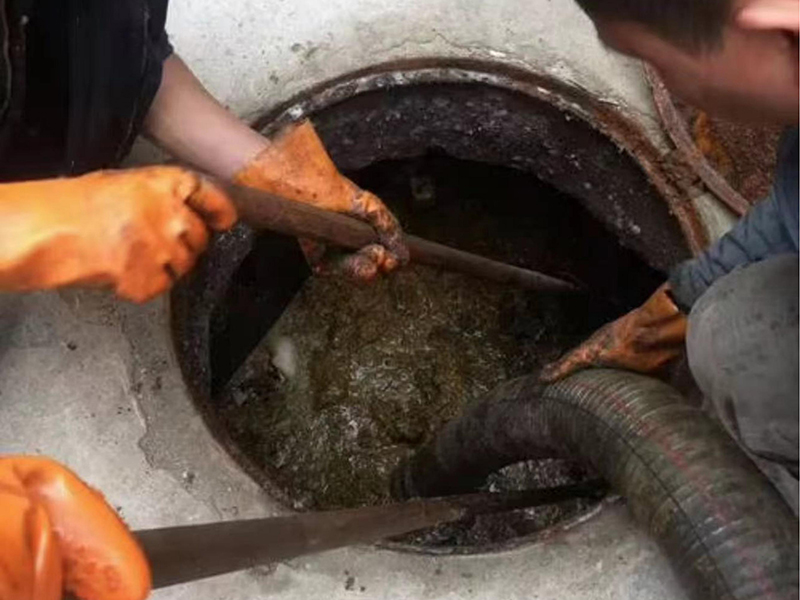 乌鲁木齐县清理化粪池时如何避免沼气的危害？